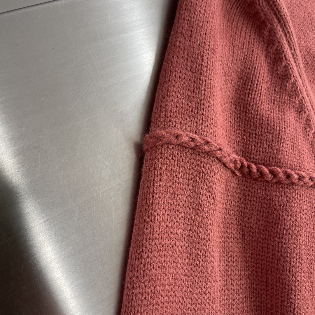 -Dio 机缝线绣标识针织衫采用50%羊毛，50%棉纱。胸口徽标采用正7针进口机织出，大小尺寸按原版1：