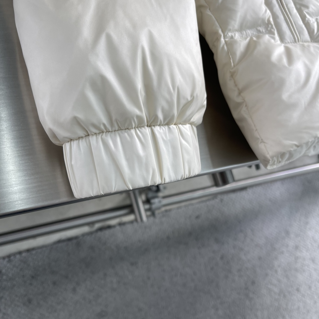 -mon 25秋冬新款羽绒服 内里顶级90白鸭绒 搭配撞色织带视觉效果超赞 定制五金配件 各种细节处理到