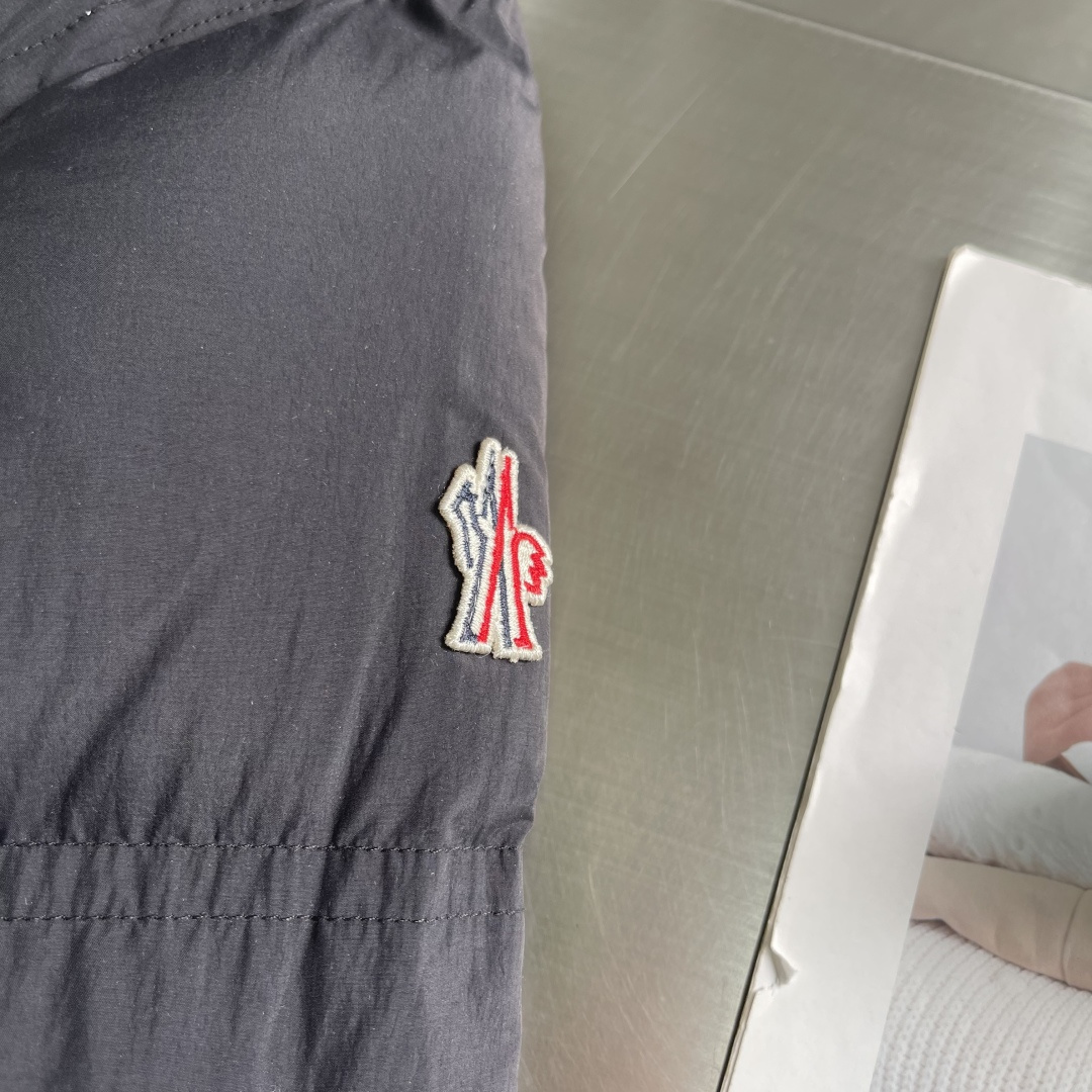 -Mon Sernur男士羽绒服，2025秋冬新款，采用经典横向绗缝设计，填充高品质羽绒，保暖力满分。防