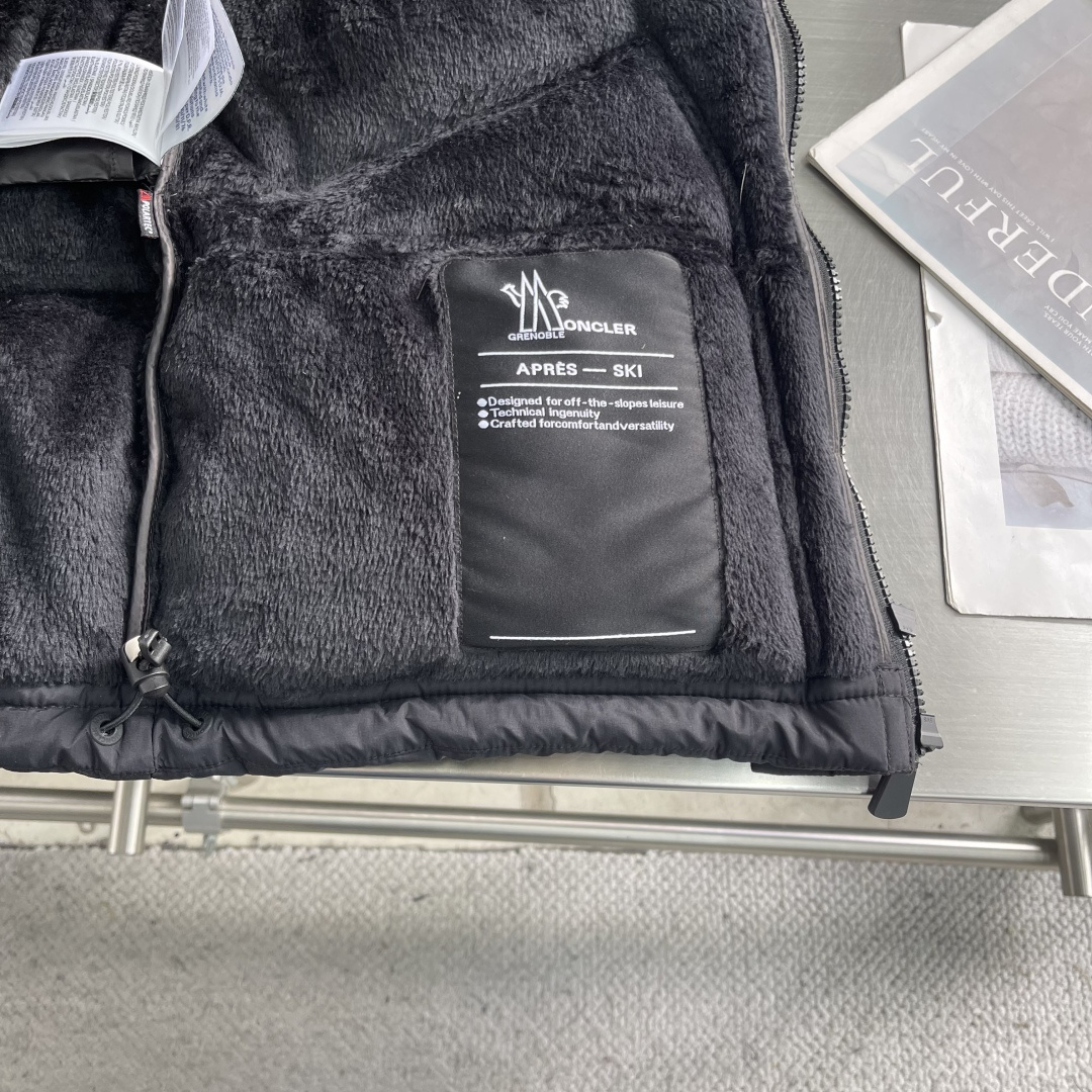 -Mon Sernur男士羽绒服，2025秋冬新款，采用经典横向绗缝设计，填充高品质羽绒，保暖力满分。防