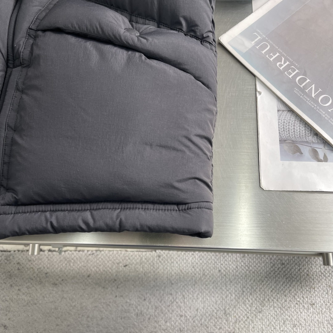 -Mon Sernur男士羽绒服，2025秋冬新款，采用经典横向绗缝设计，填充高品质羽绒，保暖力满分。防