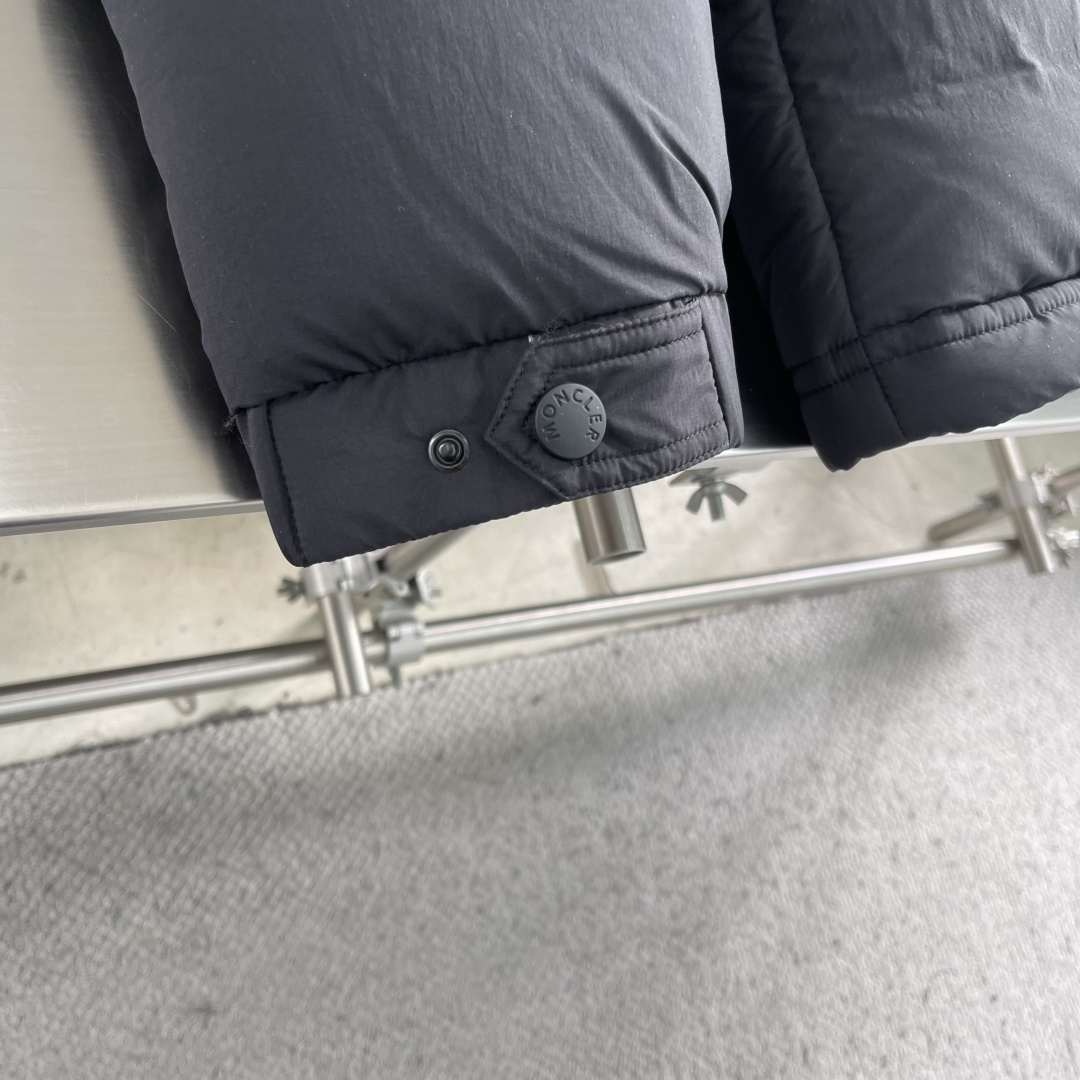 -Mon Sernur男士羽绒服，2025秋冬新款，采用经典横向绗缝设计，填充高品质羽绒，保暖力满分。防