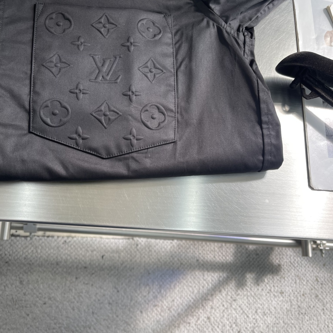 -驴牌 25fw新款压纹口袋长袖衬衫这款长袖衬衫为各类造型注入时尚感。采用顺滑棉质府绸制成，隐扣前襟营造