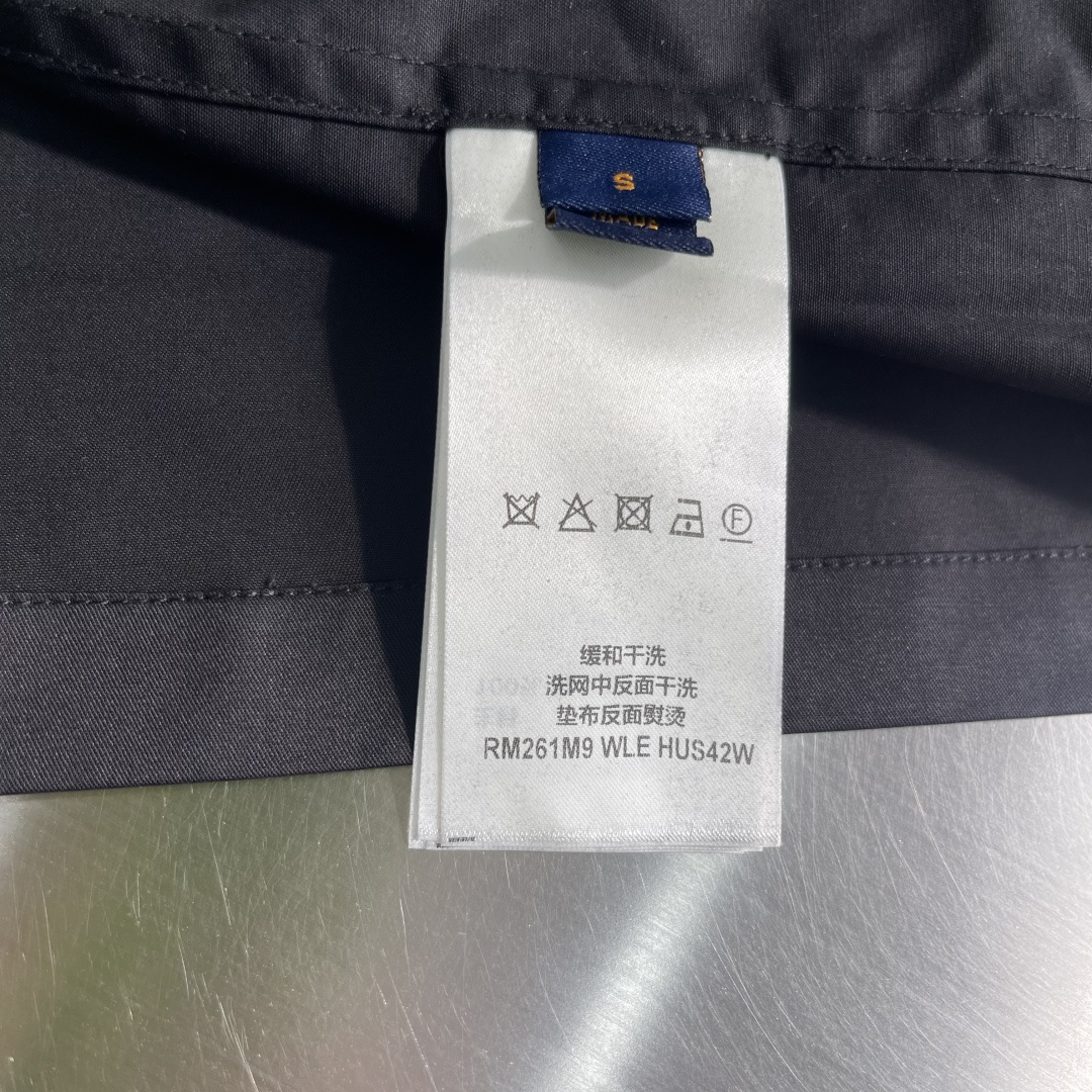 -驴牌 25fw新款压纹口袋长袖衬衫这款长袖衬衫为各类造型注入时尚感。采用顺滑棉质府绸制成，隐扣前襟营造