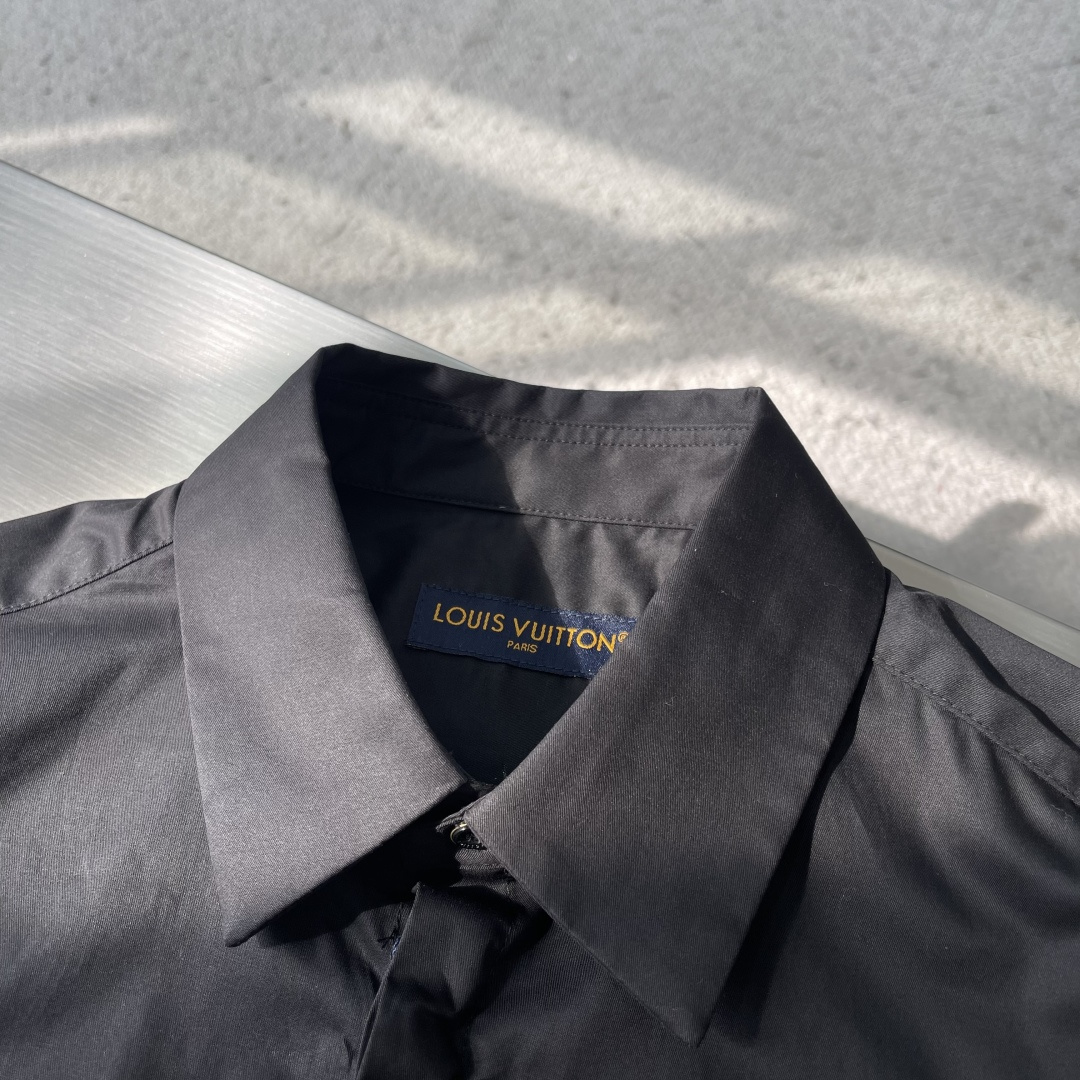 -驴牌 25fw新款压纹口袋长袖衬衫这款长袖衬衫为各类造型注入时尚感。采用顺滑棉质府绸制成，隐扣前襟营造