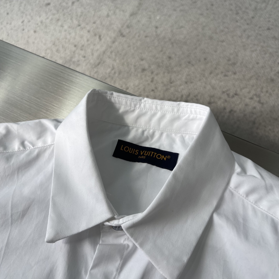 -驴牌 25fw新款压纹口袋长袖衬衫这款长袖衬衫为各类造型注入时尚感。采用顺滑棉质府绸制成，隐扣前襟营造