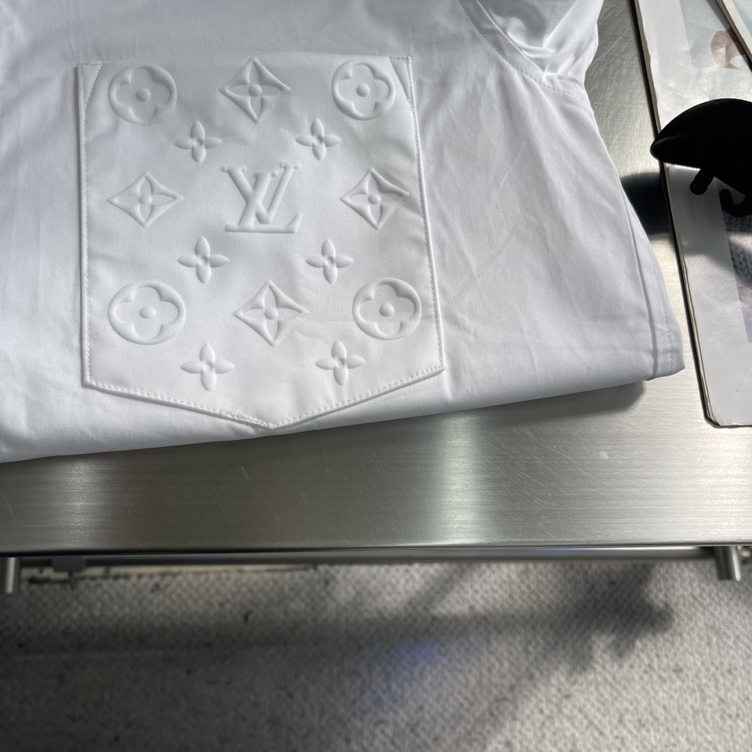 -驴牌 25fw新款压纹口袋长袖衬衫这款长袖衬衫为各类造型注入时尚感。采用顺滑棉质府绸制成，隐扣前襟营造