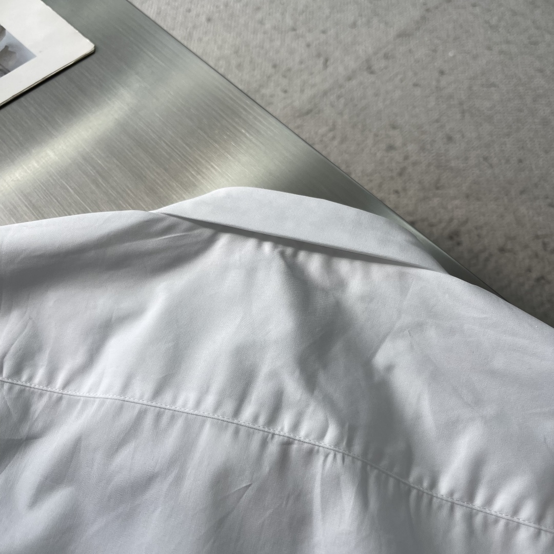 -驴牌 25fw新款压纹口袋长袖衬衫这款长袖衬衫为各类造型注入时尚感。采用顺滑棉质府绸制成，隐扣前襟营造