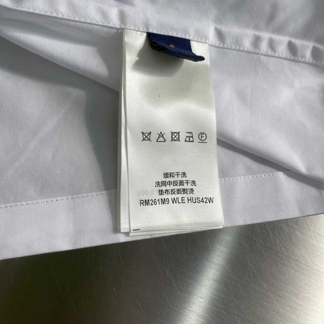 -驴牌 25fw新款压纹口袋长袖衬衫这款长袖衬衫为各类造型注入时尚感。采用顺滑棉质府绸制成，隐扣前襟营造