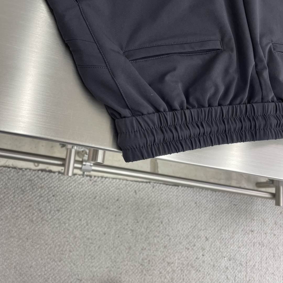 -PRAD 25年秋冬新款休闲裤定制珐琅金属三角形徽标休闲长裤，松紧腰头配抽绳、轻盈有垂感，一年四季都能