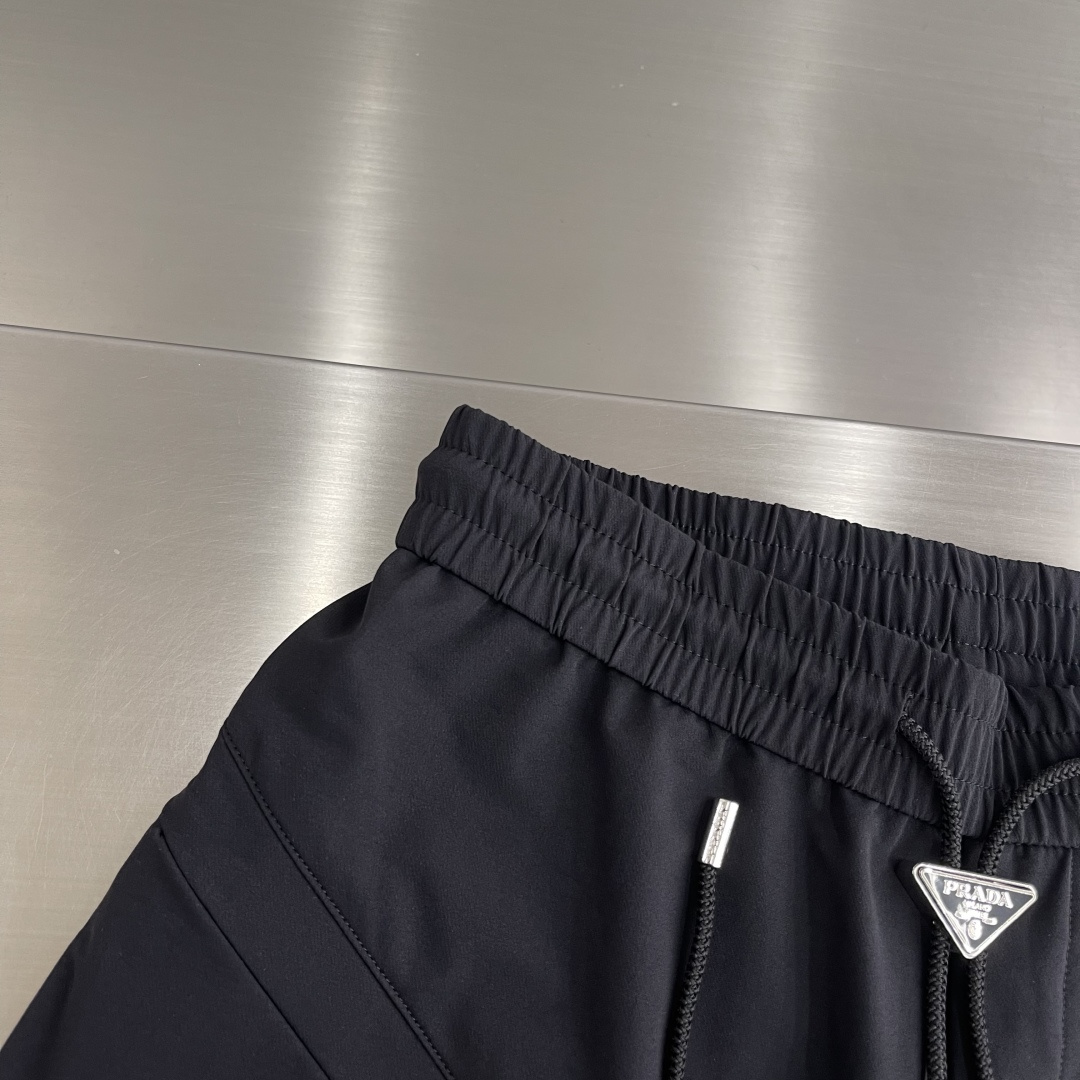 -PRAD 25年秋冬新款休闲裤定制珐琅金属三角形徽标休闲长裤，松紧腰头配抽绳、轻盈有垂感，一年四季都能