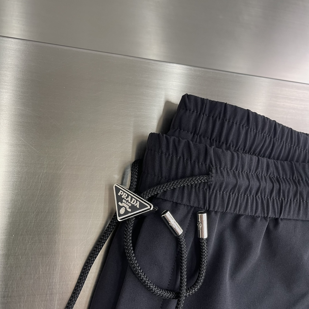 -PRAD 25年秋冬新款休闲裤定制珐琅金属三角形徽标休闲长裤，松紧腰头配抽绳、轻盈有垂感，一年四季都能