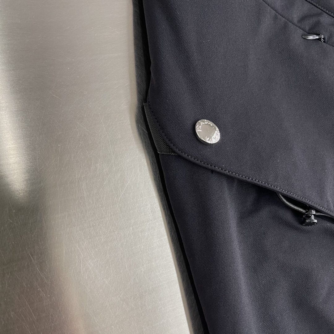 -PRAD 25年秋冬新款休闲裤定制珐琅金属三角形徽标休闲长裤，松紧腰头配抽绳、轻盈有垂感，一年四季都能