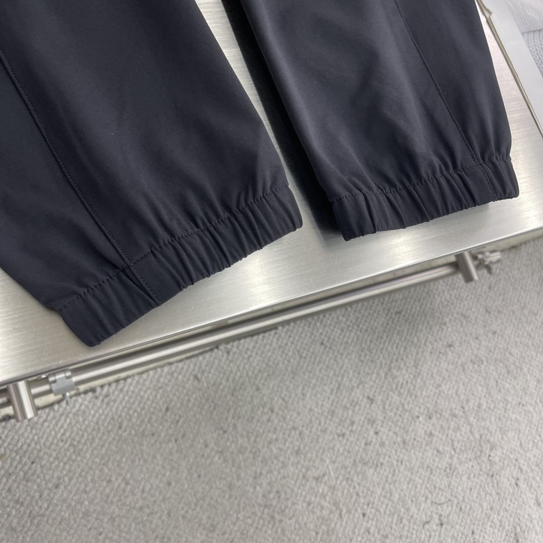 -PRAD 25年秋冬新款休闲裤定制珐琅金属三角形徽标休闲长裤，松紧腰头配抽绳、轻盈有垂感，一年四季都能