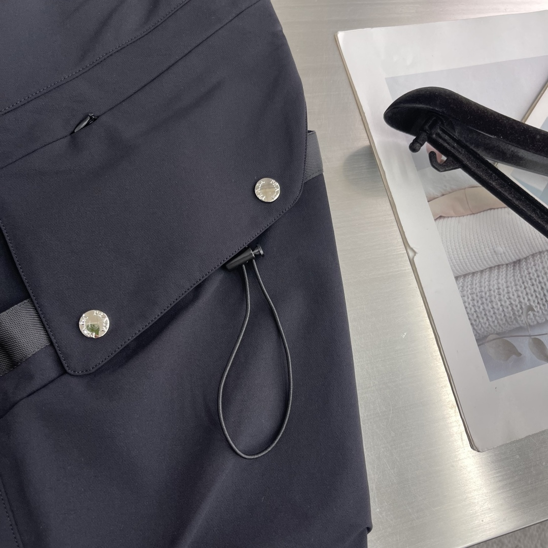 -PRAD 25年秋冬新款休闲裤定制珐琅金属三角形徽标休闲长裤，松紧腰头配抽绳、轻盈有垂感，一年四季都能