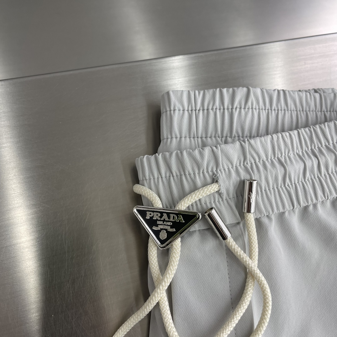 -PRAD 25年秋冬新款休闲裤定制珐琅金属三角形徽标休闲长裤，松紧腰头配抽绳、轻盈有垂感，一年四季都能