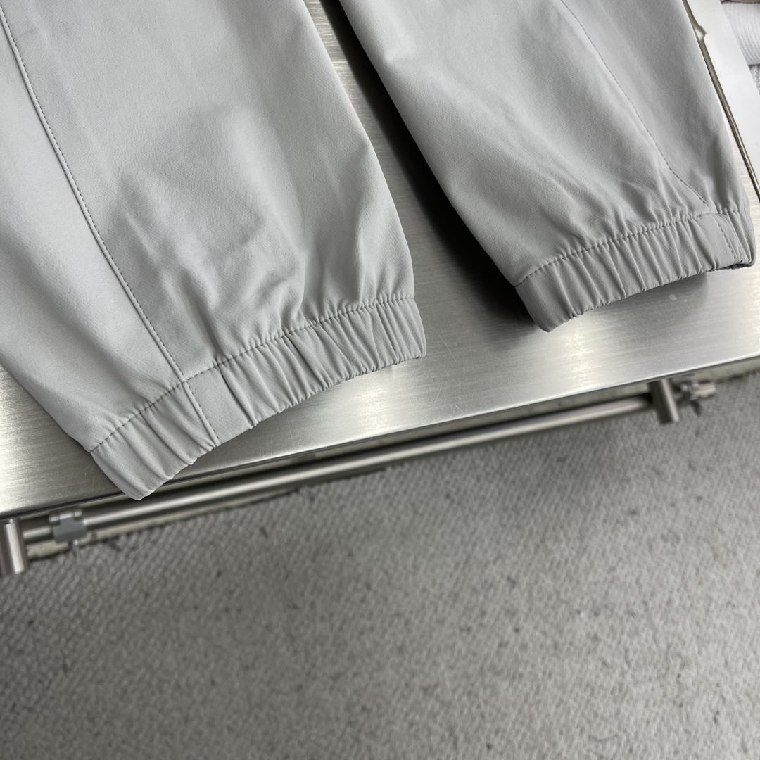 -PRAD 25年秋冬新款休闲裤定制珐琅金属三角形徽标休闲长裤，松紧腰头配抽绳、轻盈有垂感，一年四季都能