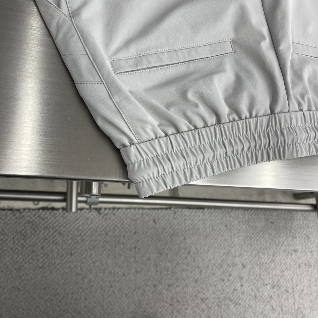 -PRAD 25年秋冬新款休闲裤定制珐琅金属三角形徽标休闲长裤，松紧腰头配抽绳、轻盈有垂感，一年四季都能