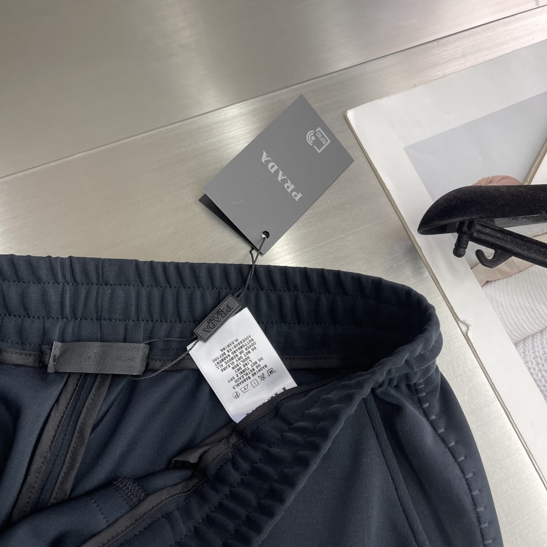 -PRAD 秋冬新款休闲直筒长裤，定制配件五金，免烫面料手感柔软。尺码：M-4XL