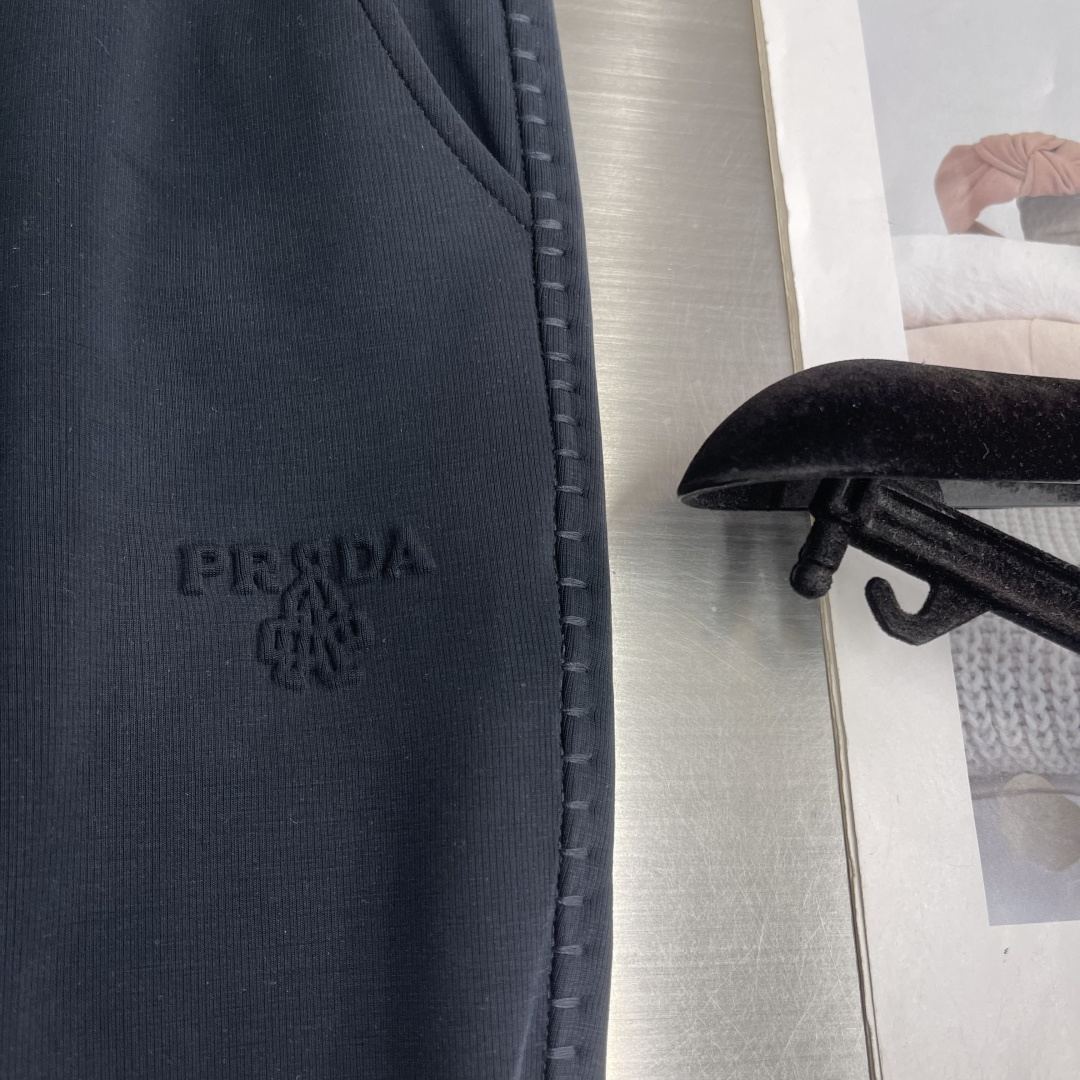 -PRAD 秋冬新款休闲直筒长裤，定制配件五金，免烫面料手感柔软。尺码：M-4XL