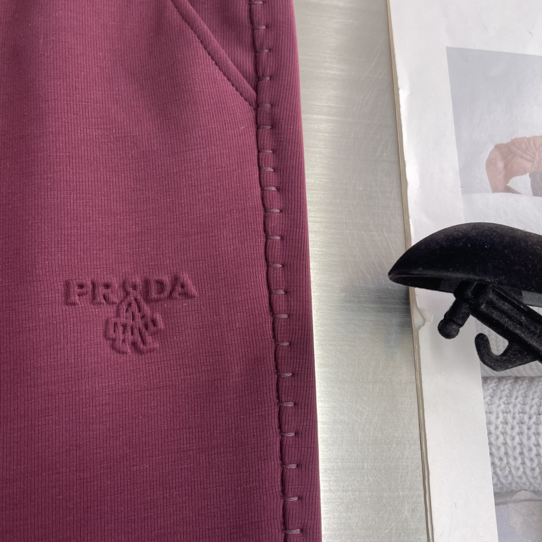 -PRAD 秋冬新款休闲直筒长裤，定制配件五金，免烫面料手感柔软。尺码：M-4XL