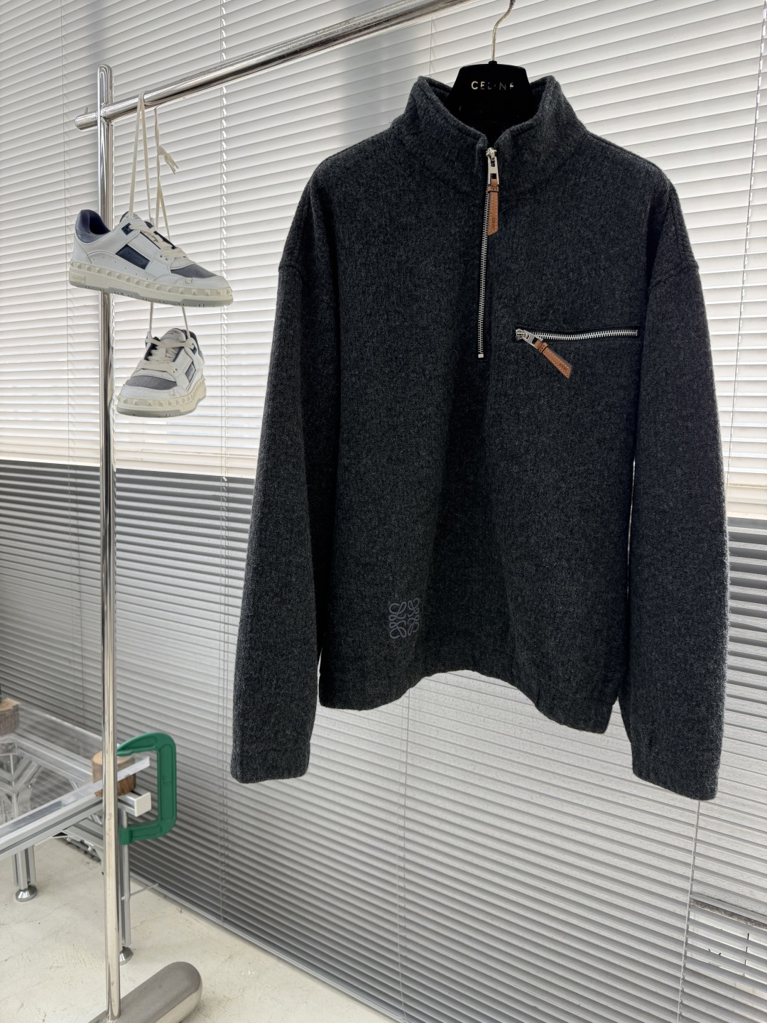 NO:660711,-LOEW's new wool stand-up collar zipper sweater is comfortable on the upper body and does not matter the body shape. It is the same style for men and women. It is the most beautiful couple's clothing in autumn and winter. It is a must-have in autumn and winter and can be matched with everything. It is stylish and fashionable. My dears deserve it!  Size M L XL, Loewe-clothing, loewe, loewe, sweaters,  19860909-LOEW 新款羊毛立领拉链毛衣,上身舒适,不挑身材 男女同款,秋冬毛衣,是今年最好看的情侣装,秋冬必备百搭不出错,洋气又时髦,亲爱的们值得拥有！ 尺码M L XL,罗意威-服装,loewe,loewe,sweaters, ,Women's clothing