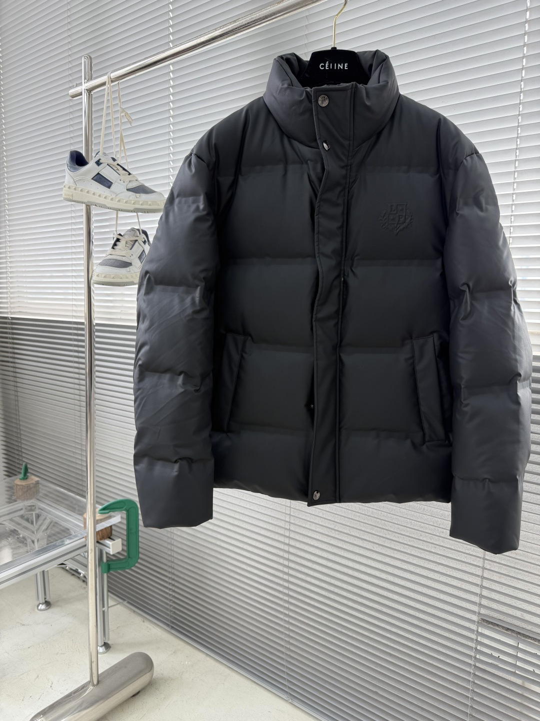 NO:660697,-Loro Piana 25 new autumn and winter soft protein leather leather down jacket. Men's minimalist stand-up collar warm down jacket with embossed logo logo. Top luxury series, high-quality protein leather, smooth and shiny, soft and delicate to the touch. 260 grams of 90 white duck down filling, classic embossed logo decoration, showing the brand style. A fashionable and luxurious high-end ready-made garment, the first choice for fashion and leisure in autumn and winter.  LP is a very rare protein leather down style. The chest strap is decorated with an embossed logo pattern. It has an overwhelming sense of luxury and fashion. The classic configuration is filled with warm 90 duck down down, which is light and warm, and the texture is super comfortable!  A top-notch piece of clothing that no one can miss, a charming style that gives you both warmth and style!  !  Sizes M-3XL Size M Bust 112 Shoulder Width 46 Sleeve Length 62 Length 74 L Size Chest 116 Shoulder Width 47 Sleeve Length 63 Dress Length 75  Shoulder width 50 Sleeve length 66 Clothes length 78 Recommended sizes: Wear size M if you are under 130 pounds. Wear size L if you are 130-145 pounds. Wear size L if you are 145-160 pounds. Wear size 2XL if you are 160-175 pounds. Wear size 3XL if you are 175-190 pounds. Men's clothing, loro piana, loro piana, jackets & coats, down jacket,  19860909-Loro Piana 25秋冬新款柔软蛋白皮皮革材质羽绒外套.男士压纹logo标识极简立领保暖羽绒服.顶级奢华系列,高品质蛋白皮,光滑锃亮,手感柔软细腻.260克90白鸭绒填充,经典压纹logo装饰,绽现品牌格调.一款时髦奢华的高端成衣,秋冬时尚休闲的首选单品. LP十分罕见的蛋白皮皮革羽绒款式,胸带饰有压纹logo图案,其奢华感与时尚感都是爆棚的感觉.经典的版型配置,保暖的90鸭绒绒毛填充,轻盈又保暖,质感超级的到位舒适！一款所有人都不能错过的顶级服饰,让你温度与风度兼收的气质魅力款式！！ 尺码M-3XL M码 胸围112 肩宽46 袖长62 衣长74 L码 胸围116 肩宽47 袖长63 衣长75 XL码胸围120 肩宽48 袖长64 衣长76 2XL码 胸围124 肩宽49 袖长65 衣长77 3XL码 胸围128 肩宽50 袖长66 衣长78 尺码推荐 130斤以内穿M码 130-145斤穿L码 145-160斤穿XL码 160-175斤穿2XL码 175-190斤穿3XL码,男装,loro piana,loro piana,jackets & coats,down jacket, ,Women's clothing