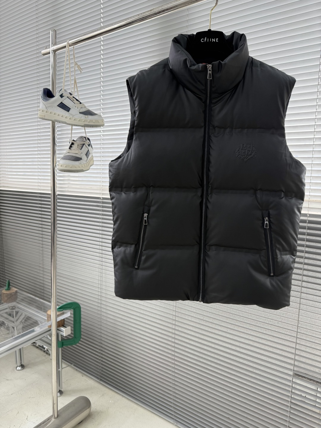 NO:660723,-Loro Piana 25 new autumn and winter soft protein leather material sleeveless down jacket. Men's minimalist down vest with embossed logo. Top luxury series, LP rare down vest style, 230g 90 white duck down filling, classic embossed logo decoration, showing the brand style. A fashionable and luxurious high-end ready-made garment, a good product that allows style and warmth to exist at the same time!  An obvious high-end luxury series, LP's very rare protein leather down vest style, the chest strap is decorated with an embossed logo pattern, and its sense of luxury and fashion are overwhelming. The classic version configuration looks just right, looks high-end, and more refined. Whether it is paired with a sweater or a bottoming shirt and a sweater, it is an excellent performance. It is a very stylish and high-end autumn and winter product!  !  The thermal performance of this style is also quite outstanding. The vest is originally a style that has both style and warmth. This style is LP's signature item in autumn and winter, so this basic requirement is naturally not a problem. It is equipped with warm 90% duck down down filling, which is light and warm, and the texture is super comfortable!  A top-notch piece of clothing that no one can miss, a charming style that gives you both warmth and style!  !  Size M-3XL M size Bust 108 Shoulder width 44 Length 72 L Size Bust 112 Shoulder width 45 Length 73  Wear size M under 130 pounds, wear size L between 130-145 pounds, wear size XL between 145-160 pounds, wear size 2XL between 160-175 pounds, wear size 3XL under 175-190 pounds, men's clothing,loro piana,loro piana,hoodie,sweatshirts,jackets & coats,sweaters,down jacket, 19860909-Loro Piana 25秋冬新款柔软蛋白皮皮革材质无袖羽绒外套.男士压纹logo标识极简羽绒马甲.顶级奢华系列,LP罕见的羽绒马甲款式 ,230克90白鸭绒填充,经典压纹logo装饰,绽现品牌格调.一款时髦奢华的高端成衣,让风度与温度同时存在的佳品！ 一款显而易见的高端奢华系列,LP十分罕见的蛋白皮皮革羽绒马甲款式,胸带饰有压纹logo图案,其奢华感与时尚感都是爆棚的感觉.经典的版型配置,显得恰到好处,显得高级不俗,更显得精致.无论是搭配卫衣还是搭配打底衫和毛衣都是绝佳的表现,一款穿搭十分有型,穿搭十分高级的秋冬极品！！ 此款的保暖性能也是相当突出,马甲本来就是要兼具风度与温度的款式.此款作LP秋冬招牌性单品,这点基础要求自然也是不在话下,配置了保暖的90鸭绒绒毛填充,轻盈又保暖,质感超级的到位舒适！一款所有人都不能错过的顶级服饰,让你温度与风度兼收的气质魅力款式！！ 尺码M-3XL M码 胸围108 肩宽44 衣长72 L码 胸围112 肩宽45 衣长73 XL码胸围116 肩宽46 衣长74 2XL码 胸围120 肩宽47 衣长75 3XL码 胸围124 肩宽48 衣长76 尺码推荐 130斤以内穿M码 130-145斤穿L码 145-160斤穿XL码 160-175斤穿2XL码 175-190斤穿3XL码,男装,loro piana,loro piana,hoodie,sweatshirts,jackets & coats,sweaters,down jacket, ,Women's clothing