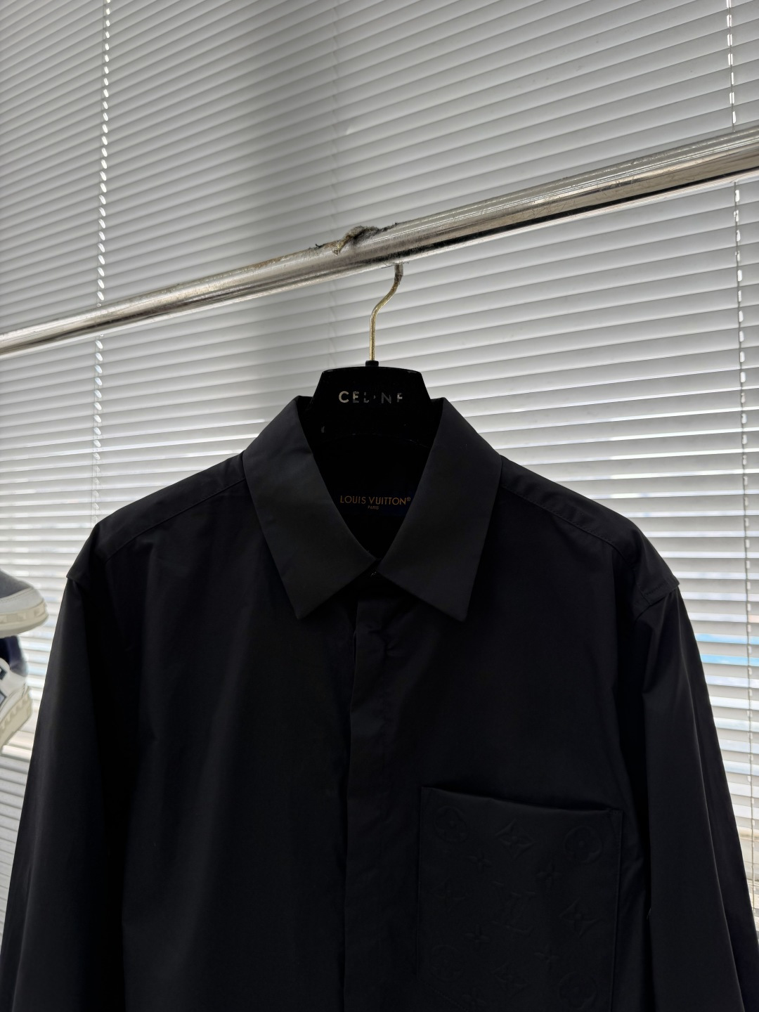 -驴牌 25fw新款压纹口袋长袖衬衫这款长袖衬衫为各类造型注入时尚感。采用顺滑棉质府绸制成，隐扣前襟营造