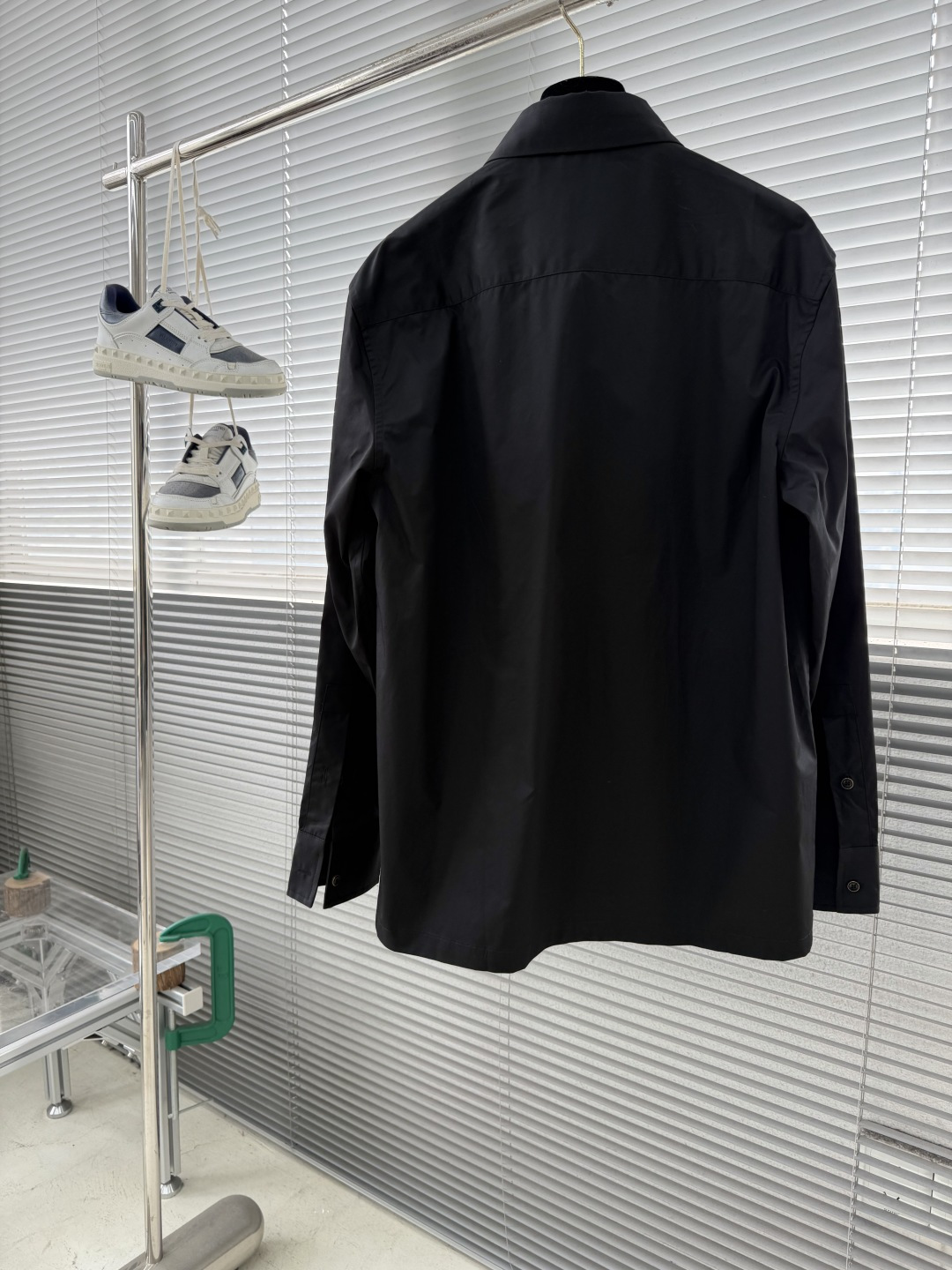 -驴牌 25fw新款压纹口袋长袖衬衫这款长袖衬衫为各类造型注入时尚感。采用顺滑棉质府绸制成，隐扣前襟营造