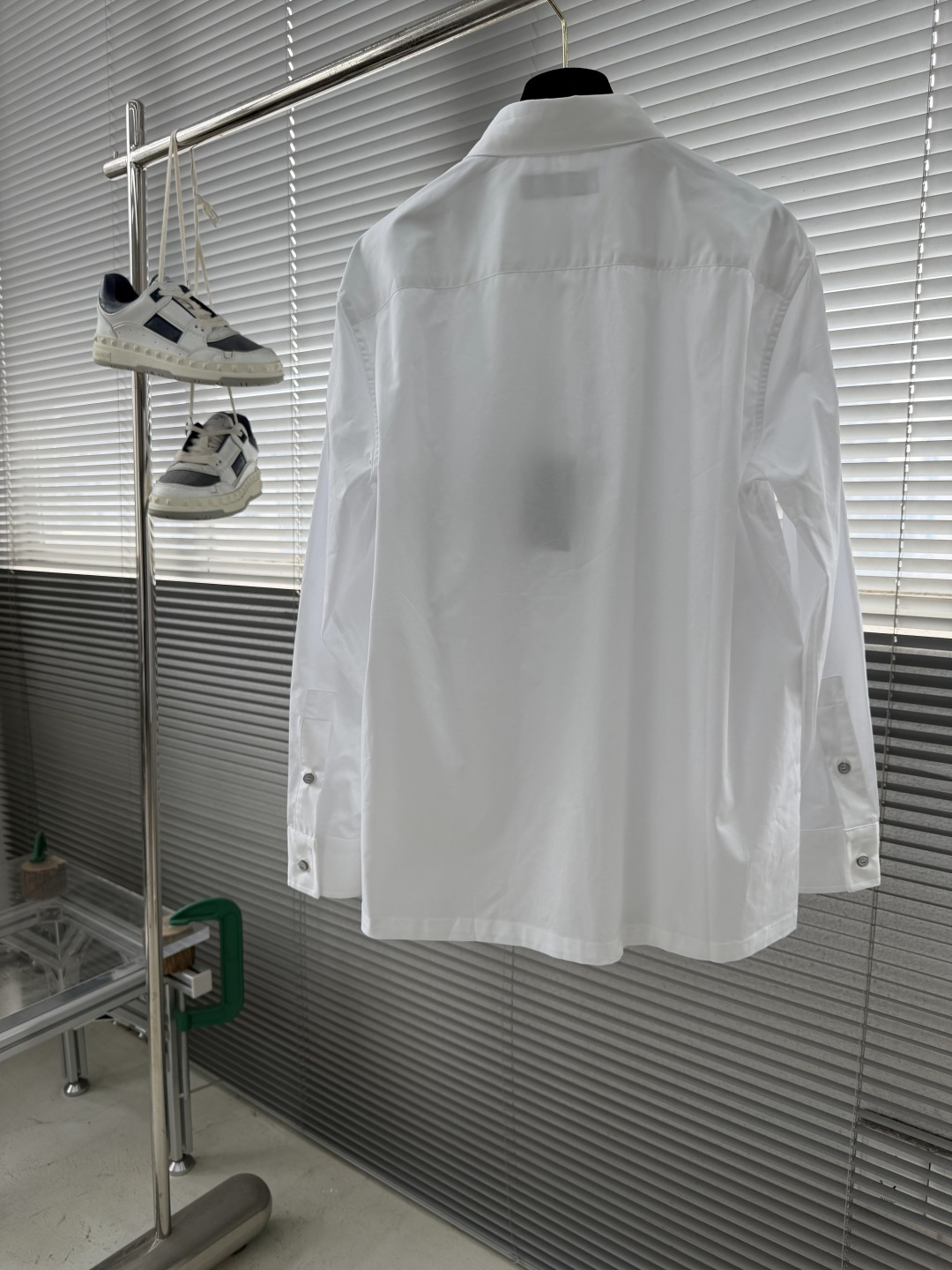 -驴牌 25fw新款压纹口袋长袖衬衫这款长袖衬衫为各类造型注入时尚感。采用顺滑棉质府绸制成，隐扣前襟营造