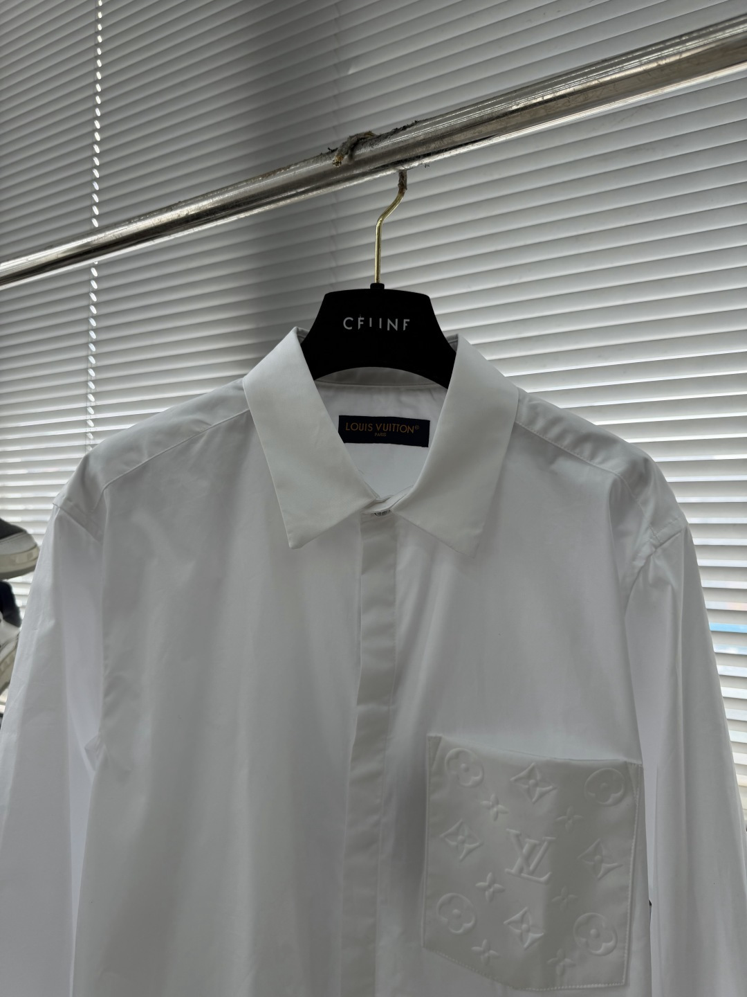 -驴牌 25fw新款压纹口袋长袖衬衫这款长袖衬衫为各类造型注入时尚感。采用顺滑棉质府绸制成，隐扣前襟营造