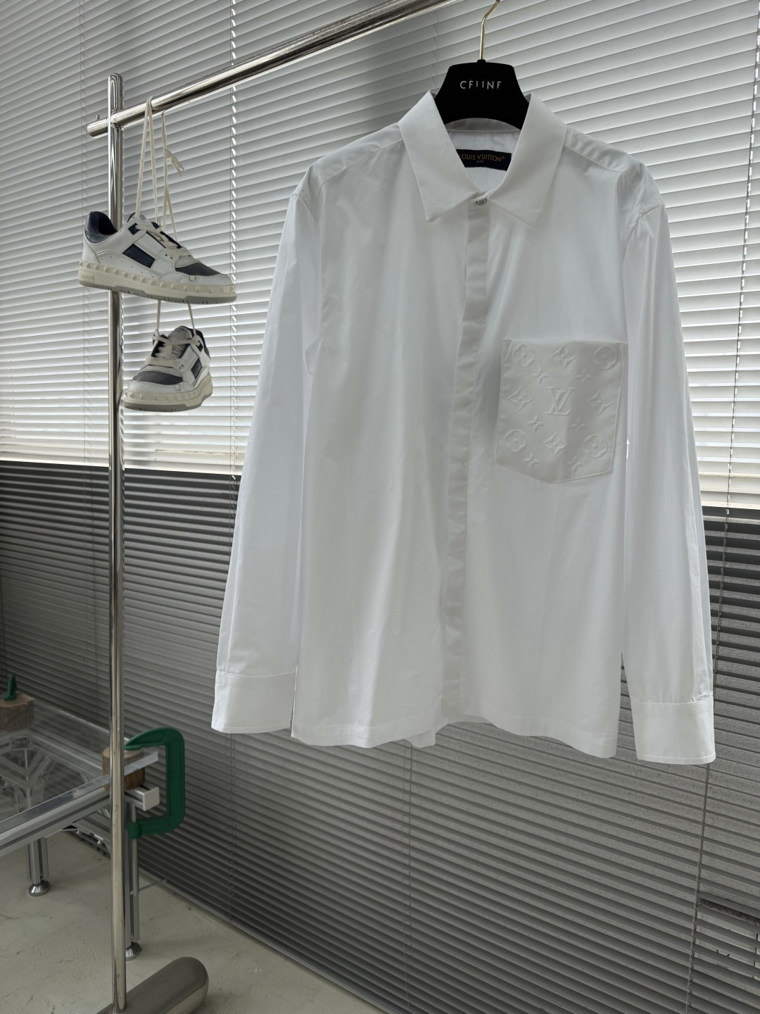 -驴牌 25fw新款压纹口袋长袖衬衫这款长袖衬衫为各类造型注入时尚感。采用顺滑棉质府绸制成，隐扣前襟营造