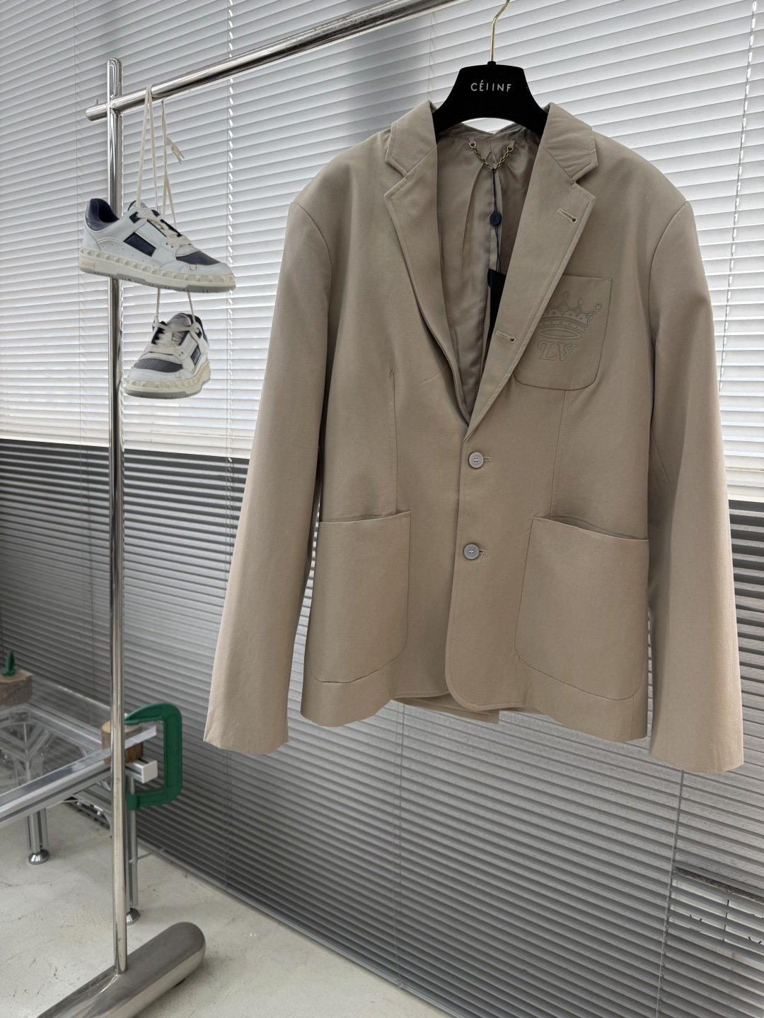 NO:660714,Top - Donkey brand 25fw new single-breasted urban jacket. This single-breasted jacket is made of fine silk and cotton blend to create a casual fit, and the chest pocket is illuminated with the 1V Crown logo. The notched lapel turns into a military collar when turned up, and pearlescent buttons add elegant touches. It can be used as a suit jacket or paired with the same style of trousers to create a modern look. Size S.M.L.XL Length 73 74.5 76 77.5  Bust 106114 Shoulder width 46.5 48 49.5 51,Louis Vuitton-clothing,louis vuitton,louis vuitton,jackets & coats,business suit, 19860909上衣 -驴牌25fw新款单排扣都市夹克本款单排扣夹克选用细腻丝棉混纺塑造休闲版型,再以 1V Crown 标识点亮胸袋.平驳领竖起后化身军装衣领,珠光纽扣增添考究笔触.可作为西装夹克,亦可与同款长裤共筑摩登造型. 码数S.M.L.XL 衣长73 74.5 76 77.5 胸围 106114 肩宽46.5 48 49.5 51,路易威登-服装,louis vuitton,louis vuitton,jackets & coats,business suit, ,Women's clothing