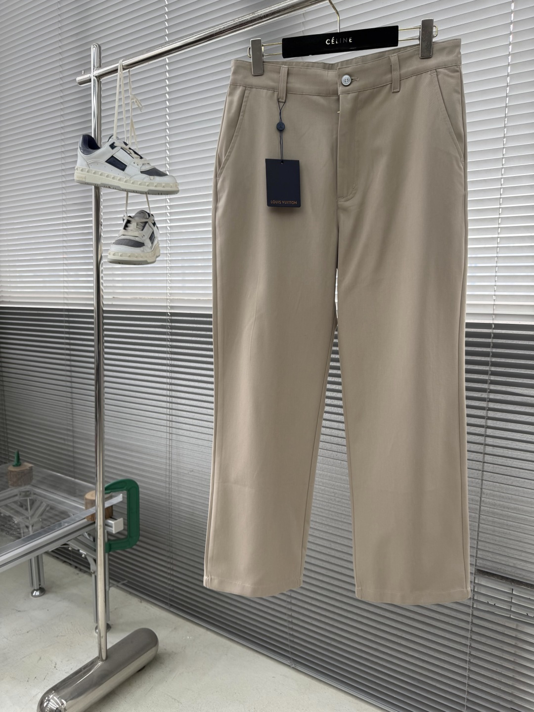 NO:660712,Trousers - Donkey brand 25fw new single-breasted urban overalls. This type of overalls is made of fine silk and cotton blend to create a casual fit, and is embellished with the 1V Crown logo on the pockets. Pearlescent buttons add a sophisticated touch. It can be worn as a long style of workwear or combined with the same jacket to create a modern look. Size S/29.M/30.L/31.XL/32 Pants length 101 102 103  104 Waist 84889296 Hips 102 106 114,Louis Vuitton-clothing,louis vuitton,louis vuitton,jackets & coats, 19860909长裤 -驴牌 25fw新款单排扣都市工装裤 本款工装裤选用细腻丝棉混纺塑造休闲版型,再以 1V Crown 标识点缀口袋 珠光纽扣增添考究笔触.可作为工装长款 亦可与同款夹克共筑摩登造型. 码数S/29.M/30.L/31.XL/32 裤长 101 102 103 104 腰围84889296 臀围 102 106 114,路易威登-服装,louis vuitton,louis vuitton,jackets & coats, ,Women's clothing