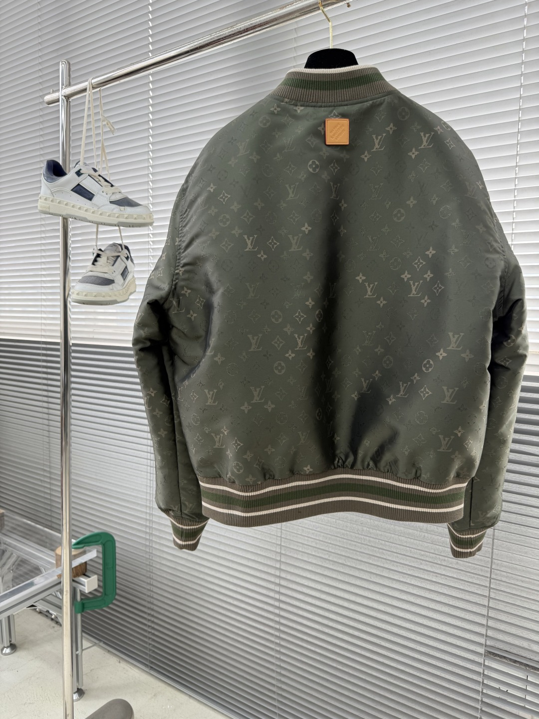 -驴牌 25fw新款MONOGRAM 飞行员夹克这款利落的衬垫飞行员夹克，采用丝滑科技面料和 Monog