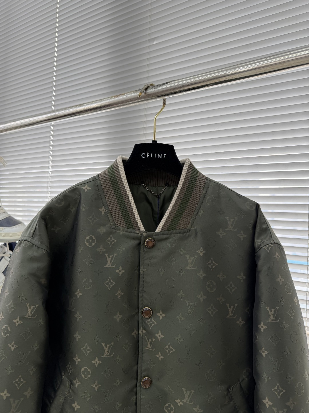 -驴牌 25fw新款MONOGRAM 飞行员夹克这款利落的衬垫飞行员夹克，采用丝滑科技面料和 Monog