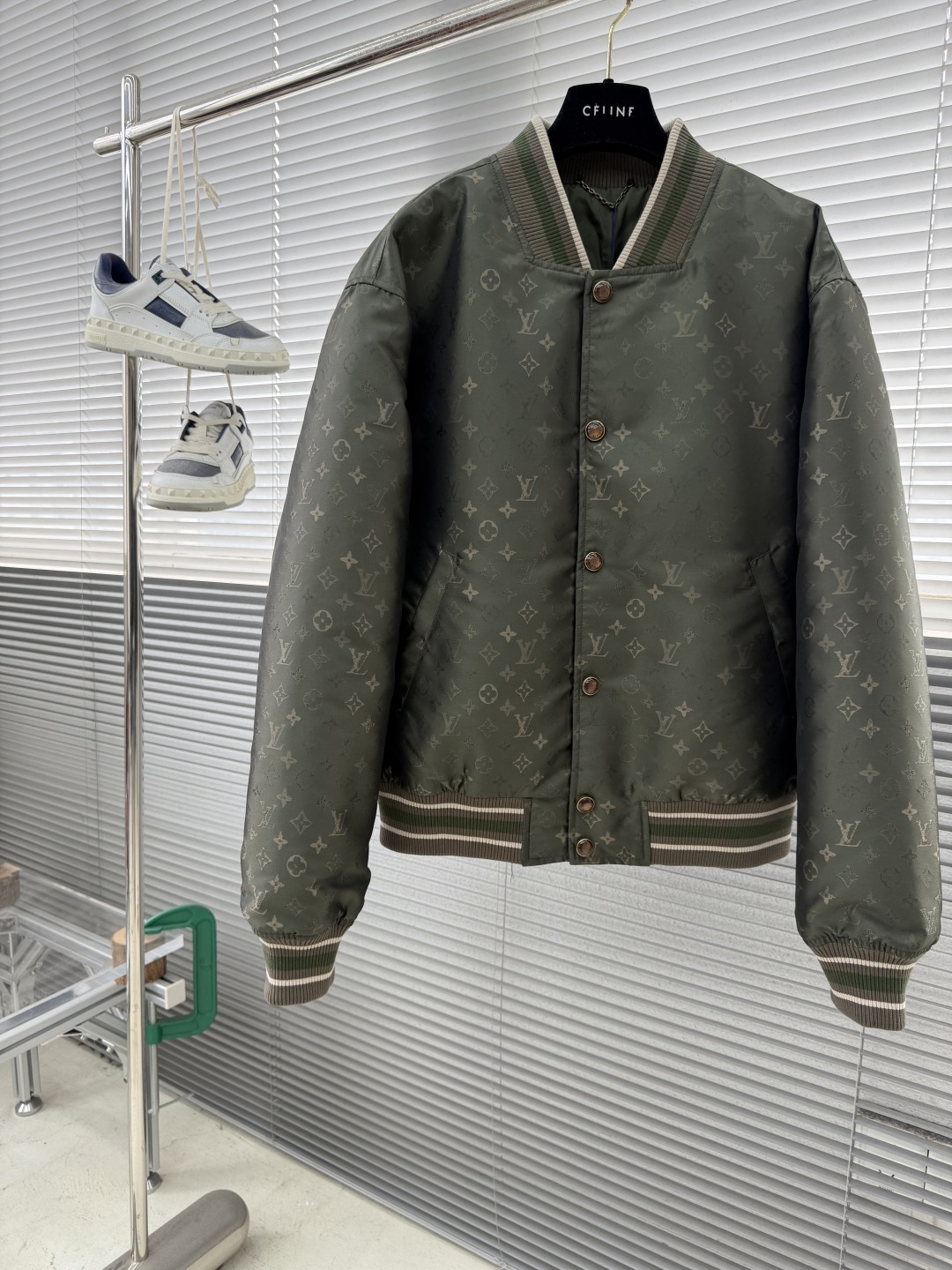 -驴牌 25fw新款MONOGRAM 飞行员夹克这款利落的衬垫飞行员夹克，采用丝滑科技面料和 Monog