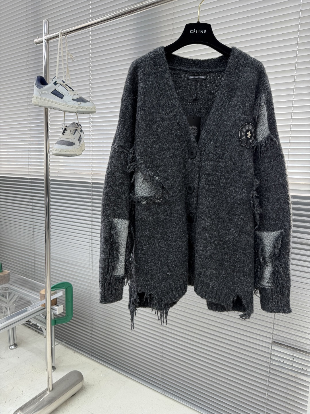 NO:661659,-CH Chrome Hearts 25 New Style Autumn and Winter Thick Knitted Cardigan Design High-end Customized Style for Men and Women Heavy-duty tassels and complex splicing The process is cumbersome and time-consuming Three-dimensional Leather Label Technology The fabric feels super soft and comfortable, not easy to pill and not easy to deform, and the upper body effect is super fashionable and versatile The most anticipated sweater in autumn and winter! It is very bulky and not picky, only available in two sizes Size M L, Chrome Hearts - clothing, chrome hearts, sweaters, alexander  wang19860909-CH克罗心 25新款 秋冬粗针开衫设计款 男女同款高端定制款 重工流苏复杂拼接 工艺流程繁琐费时费立体皮标工艺 面料手感超级柔软、舒适、不易起球和不易变形,上身效果超级时尚又百搭 秋冬最值得期待的一款毛衣! 人群垮度很大不挑人,尺寸只做两个码 尺码M L,克罗心-服装,chrome hearts,sweaters, ,Women's clothing