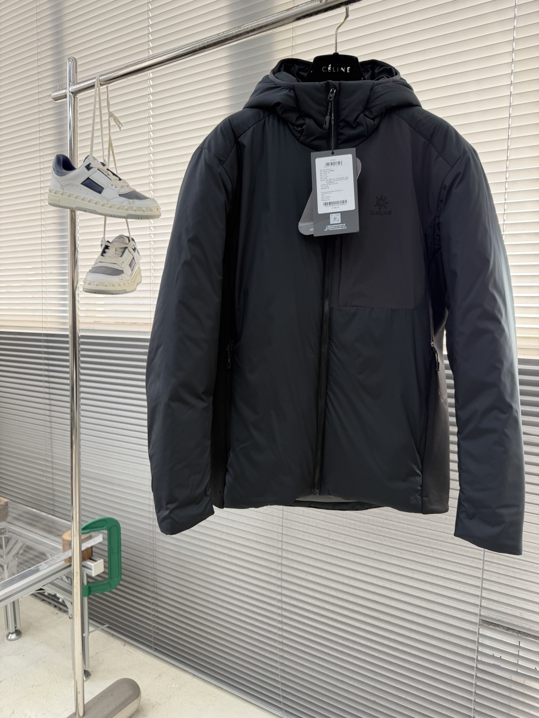 NO:660719,-KAILAS new hooded cotton jacket. Warm and waterproof, outdoor sports, mountaineering and hiking!  Professionally designed for outdoor winter travel, it brings a warm wearing experience and maintains internal comfort. AC series cotton jackets are inspired by ADAPT (TO THE) CLIMATE full-climate adaptability, coping with the changing climate and temperature differences of the four seasons in the mountains, and meeting the needs for thermal protection in humid and cold environments. Sports warmth avoids hypothermia, and is generally filled with Primaloft 80g/m2, which is comparable to the thermal insulation coefficient of 550-fill down.  It can still maintain a warmth retention of 98% after getting wet, meeting the need for warmth in wet and cold environments such as wind and cold, light rain and light snow. The inner feather cotton is lightweight, temperature-locking, quick-drying, compressible, easy to carry and store, and does not take up space. The style can be worn as a middle layer or as an outer layer, which is more flexible and versatile without limitations. It provides good protection in different weather conditions and has good temperature regulation function. The surface layer of the fabric is a protective layer and a thermal insulation layer that is water-repellent and oil-proof.  Anti-stain and other properties. Full-time protection. Easy to clean. Made of three-proof technology fabric, water-repellent. It can withstand water droplets and prevent penetration in outdoor light rain environments. Oil-proof, resist daily oil stains and refuse to absorb oils and liquids. Easy to remove stains. Stain can be easily removed by ordinary washing. Size: S-XXL Size Shoulder Width Bust Length S4711068 M4811470 L4911872 XL50122 74  2XL 51126 76 S size is suitable for 105-125 catties. M size is suitable for 125-145 catties. L size is suitable for 145-160 catties. XXL is suitable for 160-180 catties. XXL is suitable for 180-195 catties. Men's clothing, down jacket, hats,  19860909-KAILAS 新款连帽棉服.保暖防泼水户外运动登山徒步！专业为户外冬日出行,带来温暖的穿着体验,保持内部舒适AC系列棉服,灵感源自ADAPT (TO THE) CLIMATE 全气候适应,应对山地四季多变气候及温差,满足湿冷环境中的保暖防护需求.运动保暖 避免失温,大体填充Primaloft 80g /m2,媲美550蓬羽绒的保暖系数 湿水后仍能保持98的保暖性,满足在风寒,小雨和小雪等湿冷环境中的保暖需求.内里羽棉,轻盈 锁温 快干 可压缩,携带 储存便捷,不占用空间.中层外穿皆可的款式,更为灵活百搭没有局限性,在不同的天气情况下提供良好的保护,具有良好的温度调节功能,面料表层,防护层,保暖层,防泼水 防油迹 防污迹等特性.全时防护 易于清洁 采用三防科技面料,防泼水 在户外微雨环境下,能够抵挡水滴,防止渗透.防油性,抵御日常油污,拒绝吸收油液体类.易去污,普通洗涤,即可轻易去除污迹. 尺码:S-XXL 码数 肩宽胸围衣长 S4711068 M4811470 L4911872 XL50122 74 2XL 51126 76 S码适合105-125斤穿 M码适合125-145斤穿 L码适合145-160斤穿 XXL适合160-180斤穿 XXL适合180-195斤穿,男装,down jacket,hats, ,Women's clothing