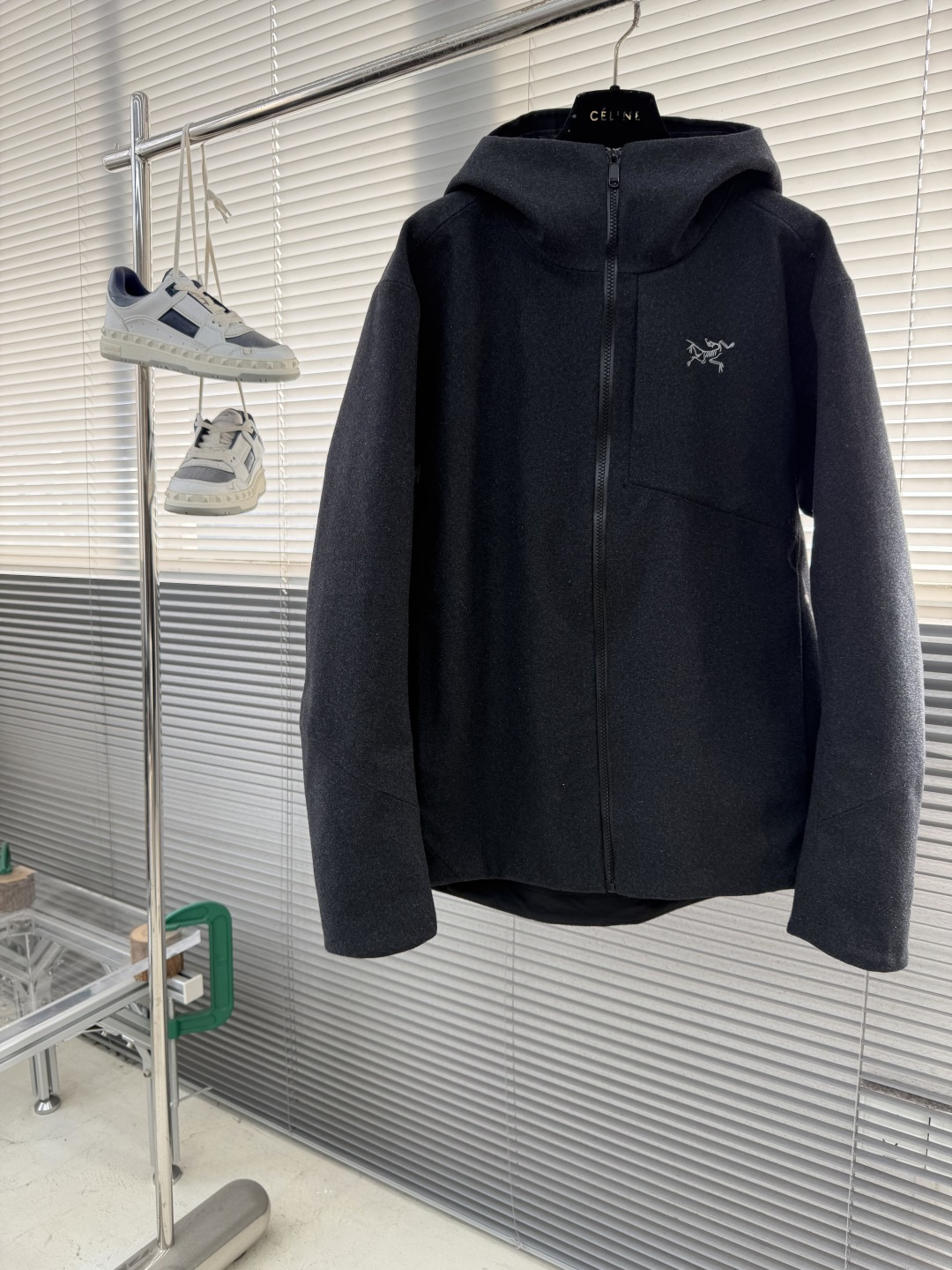 NO:660722,- Niaojia Sawyer Wool Hoody embroidered small logo wool jacket soft shell jacket hooded windproof jacket This SAWYER WOOL jacket is made of light and wear-resistant wool soft shell fabric. The wool polyester double-woven fabric is treated with DWR (durable water repellent). Wear-resistant, lightweight, moderately warm, windproof and rainproof. The fabric is windproof and breathable. It feels comfortable. It has two-way elasticity of spandex. It is light and wear-resistant. Its fabric is windproof and rainproof. The textured bottom is warm and comfortable.  It can absorb moisture and sweat in various weather activities and activity intensity. Three-dimensional slim tailoring. Increases breathability and flexibility for high-intensity activities. High performance. Lightweight and durable. Comfortable. No feeling of stuffiness. Super breathable. Highly reproducible. It is definitely a rare and good soft shell jacket. Several stitches are reinforced everywhere. Every place is neat and tight. Pursue high-end and luxurious style. It feels great. The upper body is comfortable and breathable. The version is not picky. Whether it is from the design of ready-to-wear.  The fabrics are all hand-selected by high-end outdoor men. Young people can wear them to look fashionable and youthful, while middle-aged people can wear them to look mature and stable!  It is a classic and versatile garment that can be worn by all ages!  This model is an evergreen, basic model that is not picky and a must-have for sports experts. It is highly recommended to buy it from the restoration counter. The top version with full-body rubberization!  Differentiate yourself from the lower versions on the market!  Size M L XL 2XL 3XL Size clothing long sleeves long shoulder width M 70 59 44 L 72 614519860909- 鸟家 Sawyer Wool Hoody刺绣小标识羊毛外套软壳夹克连帽防风冲锋衣  这款SAWYER WOOL 夹克采用轻薄耐磨的羊毛软壳面料 羊毛涤纶双织布经 DWR(持久防水)处理 耐磨 轻薄 中度保暖 防风挡雨 面料防风而透气 感觉舒适 具有弹性纤维的双向弹性 轻薄而耐磨 其面料防风挡雨 富有质感的底面保暖舒适 在各种天气活动和活动强度中能吸湿排汗 立体修身剪裁 增加高强度活动的透气性灵活性 高性能 轻量而耐倍加舒适 无闷热感 透气性超强 高度复刻 绝对是一款不可多得的好软壳衣 各处针脚加固了好几股 每一处都是整齐紧密 追求高端与奢华的风范 手感极佳 上身舒服又透气 版型不挑人 无论是从成衣的设计 还是面料都是高端户外男士的手选 年轻人可以穿出 时尚 青春的感觉 而中年人却可以穿出来成熟稳重！是一款横跨所有年龄的经典款百搭神衣！这个款是长青款 基本款 不挑人 运动达人必备 强烈建议入手 还原专柜 全身压胶顶级版本！自行区别市面低版本！ 尺码M L XL 2XL 3XL 尺码衣长袖长肩宽 M 70 59 44 L 72 6145 XL 74 63 46 XXL 76 65 47 3XL 78 67 48,男装,jil sander,jackets & coats,jackets & coats,hats, ,Women's clothing