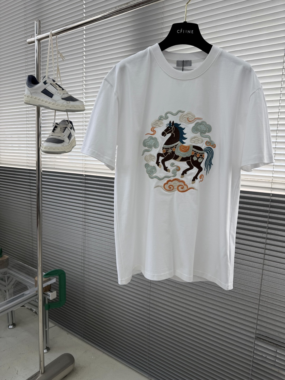 NO:743426,The highest version on the market, the girl inspects the goods, trims the three marks on the threads, and delivers the goods. You can post pictures and take videos. If you want quality and service, add me on WeChat. We will not accept urgent orders. -Dio 2026 spring and summer new product, 100% cotton g fabric, soft and skin-friendly, wide and drapey. The four-thread dense edge is finely made, and the pony pattern is embroidered on the front, which is smart and has a New Year atmosphere. The back neck is decorated with logo elements embroidered. The zodiac model is here. Same size for men and women. Size S M L  XL shoulder width 56.5 58 60.4 62 length 70727476 bust 106 114, Dior-clothing, dior, dior,19860909市面最高版本小妹验货、修剪线头上三标、发货可发图及拍视频,要品质要服务的加我微信,不接急单. -Dio 2026春夏新品,全棉g面料,柔软亲肤,挺阔有垂坠感.四线密边做工精细,前幅小马图案刺绣,灵动带有新年气氛,后颈饰有logo元素刺绣,生肖款来喽 男女同款 码数S M L XL 肩宽56.5 58 60.4 62 衣长70727476 胸围 106 114,迪奥-服装,dior,dior,,Women's clothing