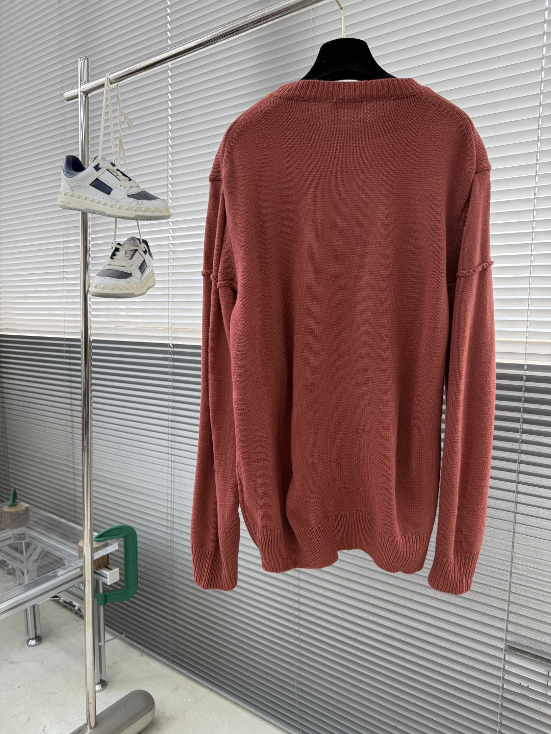 -Dio 机缝线绣标识针织衫采用50%羊毛，50%棉纱。胸口徽标采用正7针进口机织出，大小尺寸按原版1：