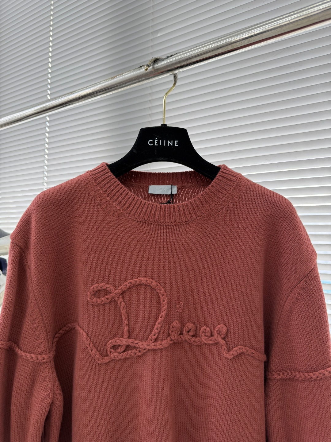 -Dio 机缝线绣标识针织衫采用50%羊毛，50%棉纱。胸口徽标采用正7针进口机织出，大小尺寸按原版1：