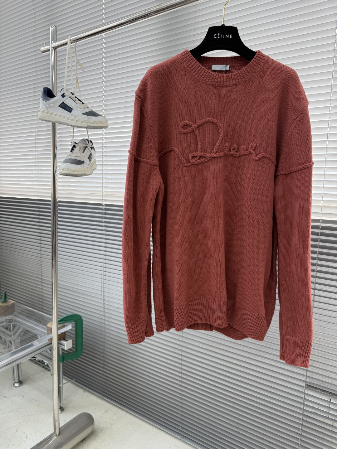 -Dio 机缝线绣标识针织衫采用50%羊毛，50%棉纱。胸口徽标采用正7针进口机织出，大小尺寸按原版1：