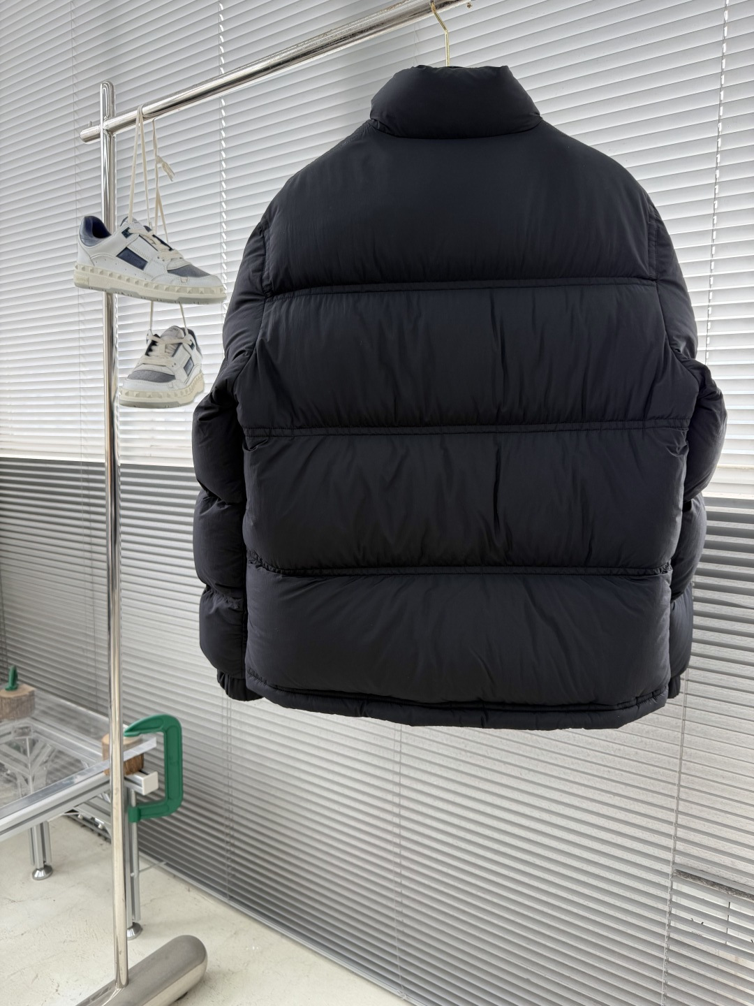 -Mon Sernur男士羽绒服，2025秋冬新款，采用经典横向绗缝设计，填充高品质羽绒，保暖力满分。防