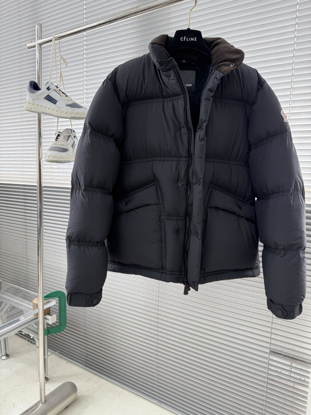 -Mon Sernur男士羽绒服，2025秋冬新款，采用经典横向绗缝设计，填充高品质羽绒，保暖力满分。防