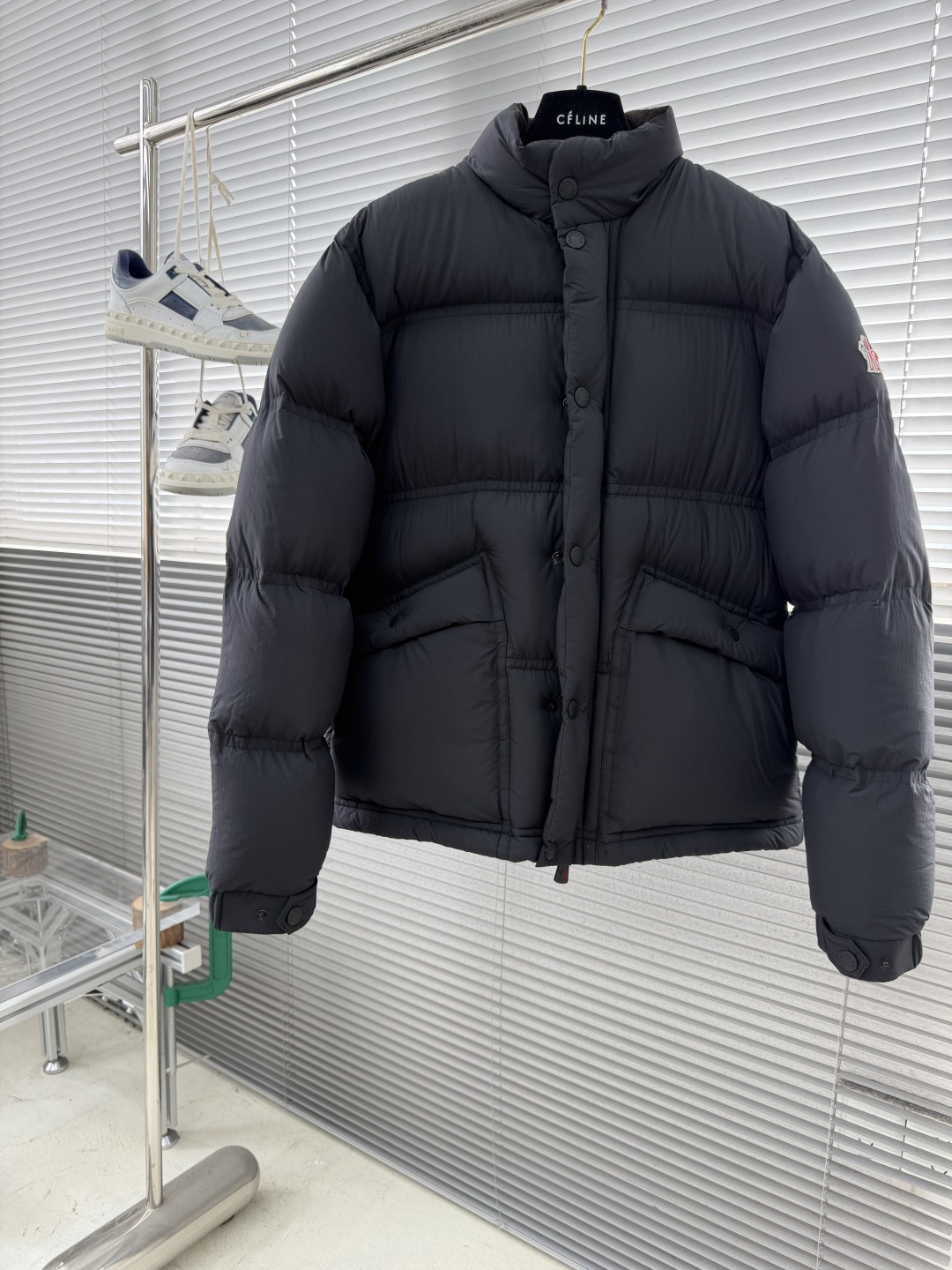 NO:660724,-Mon Sernur men's down jacket, 2025 autumn and winter new model, adopts a classic horizontal quilting design, filled with high-quality down, and has full warmth retention. Windproof and waterproof fabrics can be easily used outdoors. Stand-up collar + zipper fly, elasticized cuffs and hems, comfortable to wear and well protected. Simple and versatile, suitable for commuting or skiing, easy to switch to various occasions. Gutless down (goose down) is softer, more skin-friendly, rain-proof, and snow-proof, for outdoor skiing!  Simple and elegant, suitable for urban wear!  Size 1/2/3/4/5 Shoulder width 4648505254 Bust 112 116 120 124 128 Clothes length 6769717375, Mouth-clothing, Moncler, down jacket,  19860909-Mon Sernur男士羽绒服,2025秋冬新款,采用经典横向绗缝设计,填充高品质羽绒,保暖力满分.防风防水面料,户外也能轻松应对.立领+拉链门襟,袖口和下摆弹性处理,穿着舒适又防护到位.简约百搭,无论通勤还是滑雪都很适合,轻松切换多种场合. 无胆冲绒（鹅绒）更柔软、更亲肤、防雨雪,户外滑雪！简单大方,兼得都市穿搭！ 码数1/2/3/4/5 肩宽4648505254 胸围 112 116 120 124 128 衣长6769717375,蒙口-服装,Moncler,down jacket, ,Women's clothing