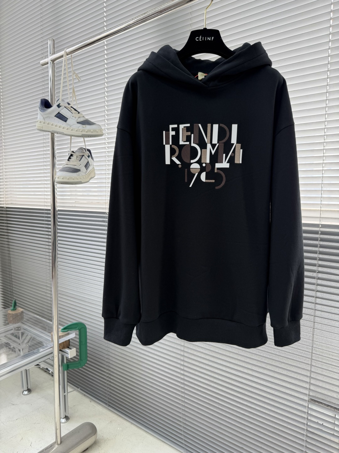 NO:660676,-FEND Roma geometric hooded sweatshirt, custom-made black ink mercerized plain cotton, soft to the touch, comfortable against the skin, covered in pure black, just the right amount of calm. The legendary imprint of FEND Roma 1925 is emblazoned on the front, simulating the age feel of retro posters. It uses gradient overprinting of printing and embroidery to tell the story. The minimalist design carries the brand's century-old heritage, but is full of luxurious and ingenious details. It can become a silent statement of fashion attitude.  Adopt imported machine three-dimensional embroidery technology, use advanced computer control system and precision mechanical components to realize FEND Roma gradient embroidery operation, high precision, smooth and delicate lines, use glue printing, printing has been modified three times by film screen, use glue liquid paint to print the pattern on the fabric, bake the fabric to fix the printing pattern, the fabrics have been washed, feel better, not easy to deform, not easy to shrink, not easy to fade, maintain long-term beauty, size S M L XL Bust 128  132 136 140 Length 68707274 Shoulder width 58 59.5 61 62.5, men's Fendi-clothing, fendi, fendi, hoodie, sweatshirts, hats,  19860909-FEND Roma 几何学连帽卫衣 定制玄墨丝光平纹棉 触感柔软 舒适贴肤 身以纯粹至极的黑色铺陈 恰到好处的沉稳 FEND Roma 1925的传奇印记点缀于正面 模拟复古海报的岁月感 以印花与刺绣渐变叠印娓娓道来 用极简设计承载品牌百年底蕴 却在细节处藏尽奢华巧思 足以成为时尚态度的无声宣言 采用进口机立体绣工艺 使用先进的计算机控制系统和精密的机械部件 实现制FEND Roma 渐变刺绣作业 精度高 线条流畅而细腻 采用胶浆印花 印花经过三次菲林网板修改 使用胶浆液体涂料在织物上打印图案 烘烤织物以固定印刷图案 面料都经过浇洗 手感质感更佳 不易变形 不易缩水 不易褪色 保持长久的美观 尺码 S M L XL 胸围 128 132 136 140 衣长68707274 肩宽58 59.5 61 62.5,男装芬迪-服装,fendi,fendi,hoodie,sweatshirts,hats, ,Women's clothing