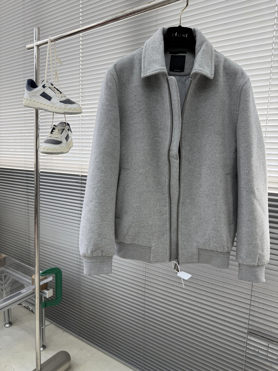 -Z ZEGN 新款毛呢夹克外套，这款夹克采用50%羊毛面料制作而成，翻领式设计具有独特风格，刻字五金拉